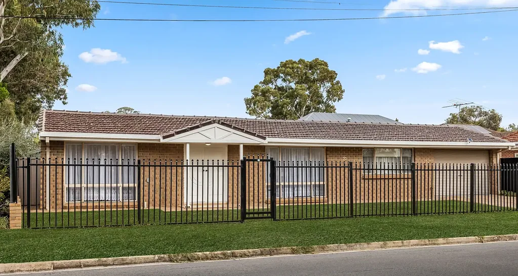 Rostrevor 3 Slaapkamer Light & Bright 3-Bedroom Brick Home with Chic New Kitchen.