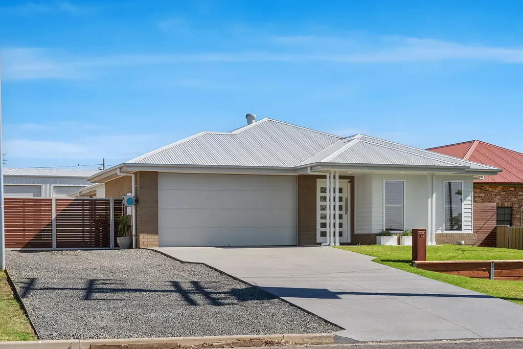 Muswellbrook 4कमरा Brand-New 2025 Hunter Homes Masterpiece with Impressive Shed