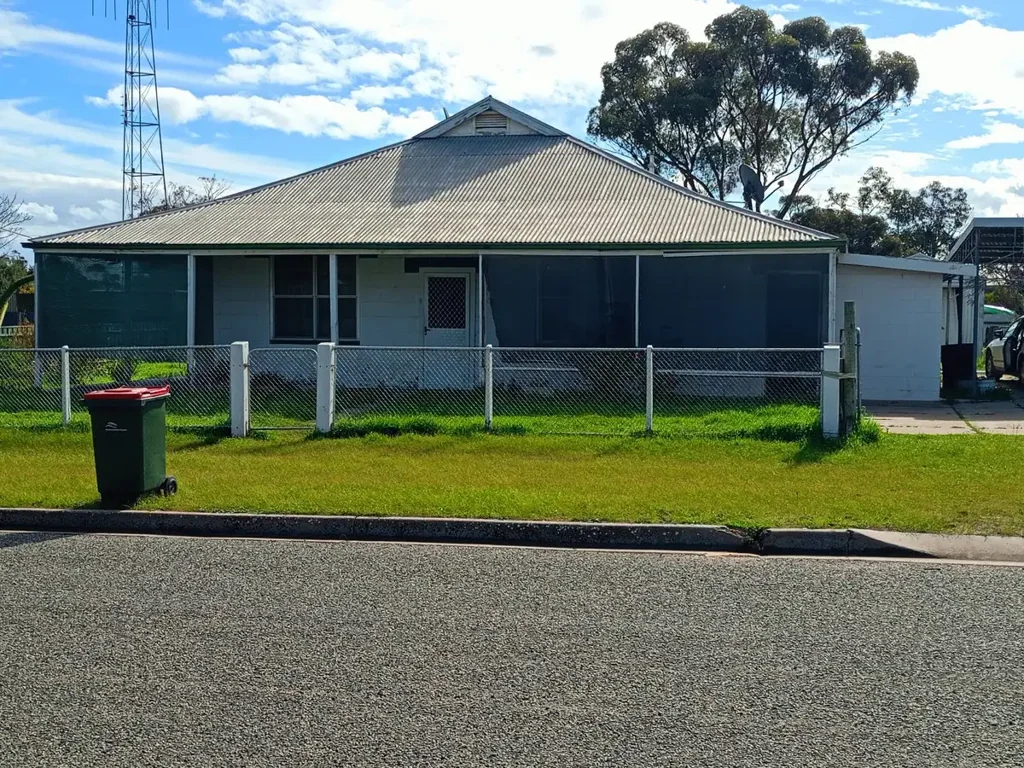 Large 5 bedroom 2 bathroom house