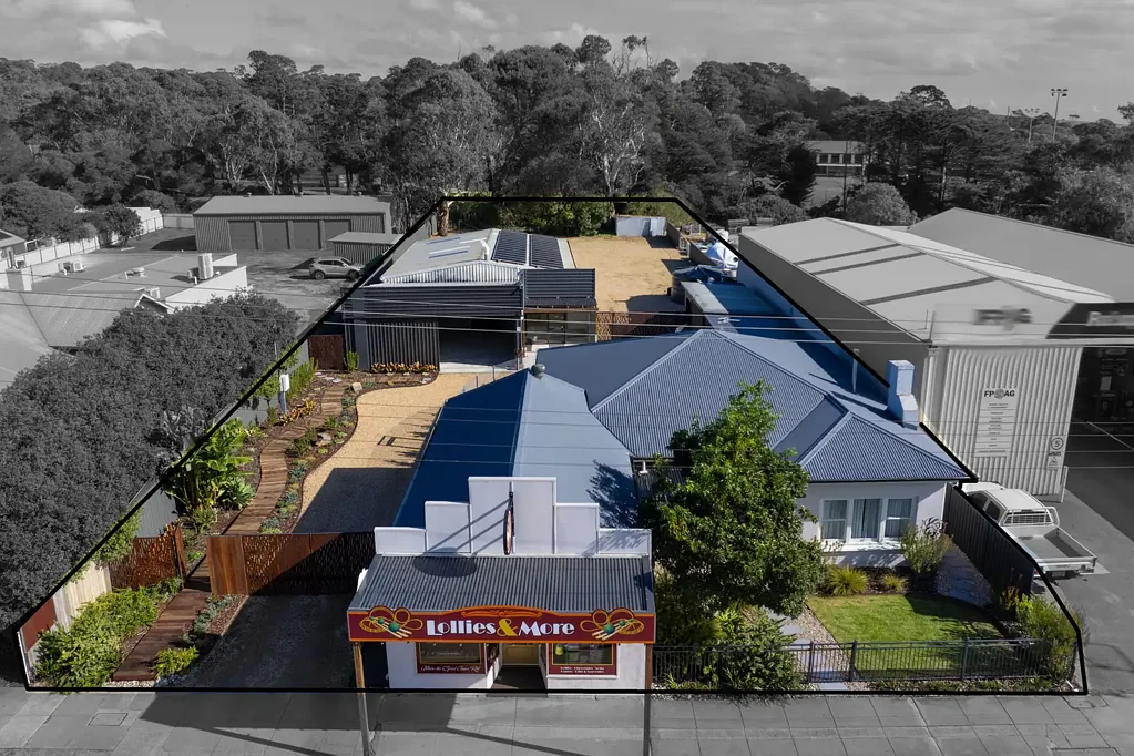 Yankalilla 3-BEDROOM RENOVATED RESIDENCE • SHOPFRONT STUDIO / RETAIL SPACE • COMMERCIAL WORKSHOP / OFFICE