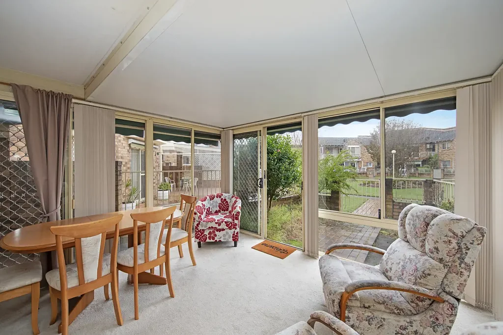 Berkeley Vale 2침실 Ground  Floor Living with Sunny Sunroom