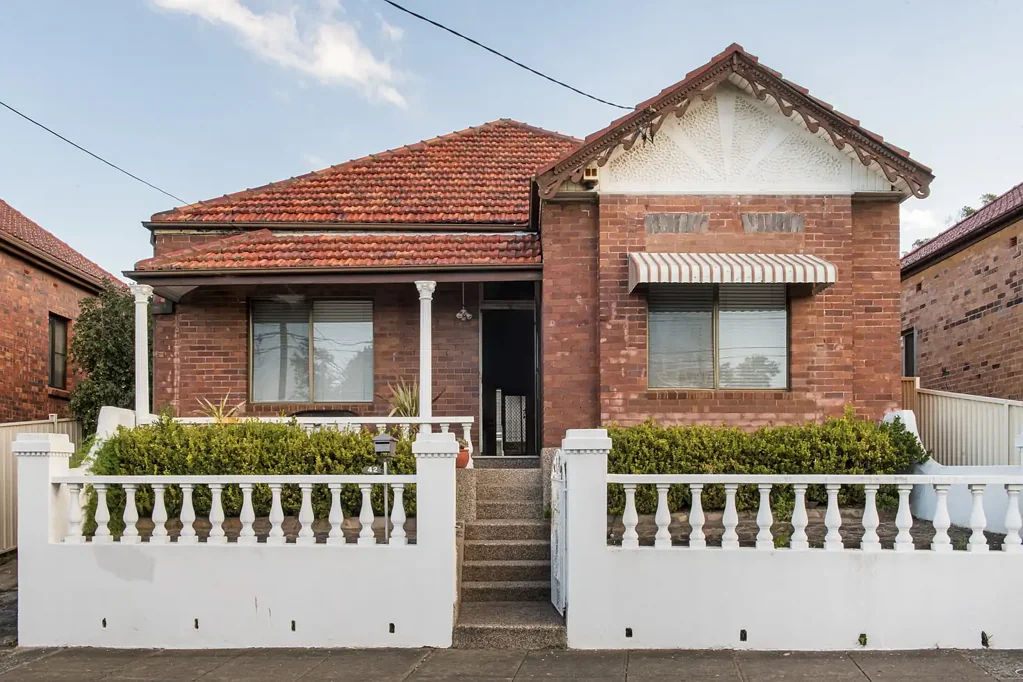 Marrickville 4房 Marrickville活力中心 297sqm阔地 四卧带柜 紧邻火车站 Metro近享 步行生活圈 Classic bungalow in prime Marrickville location