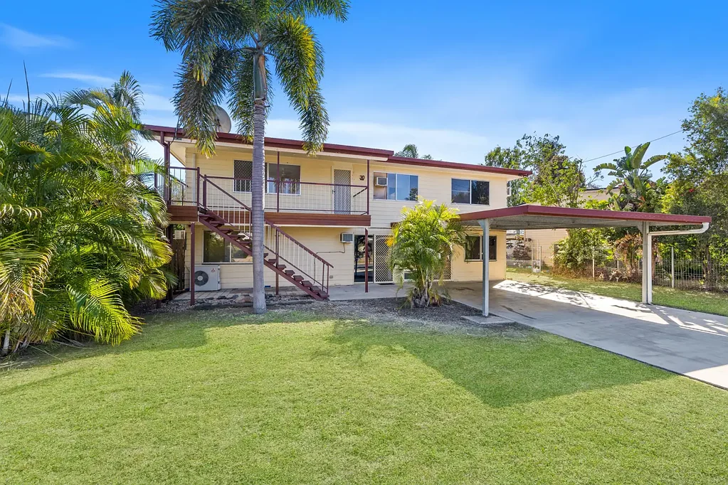 Blackwater 6कमरा Perfect for Large Families - Huge Home, 6 Bedrooms with Dual Living Potential !