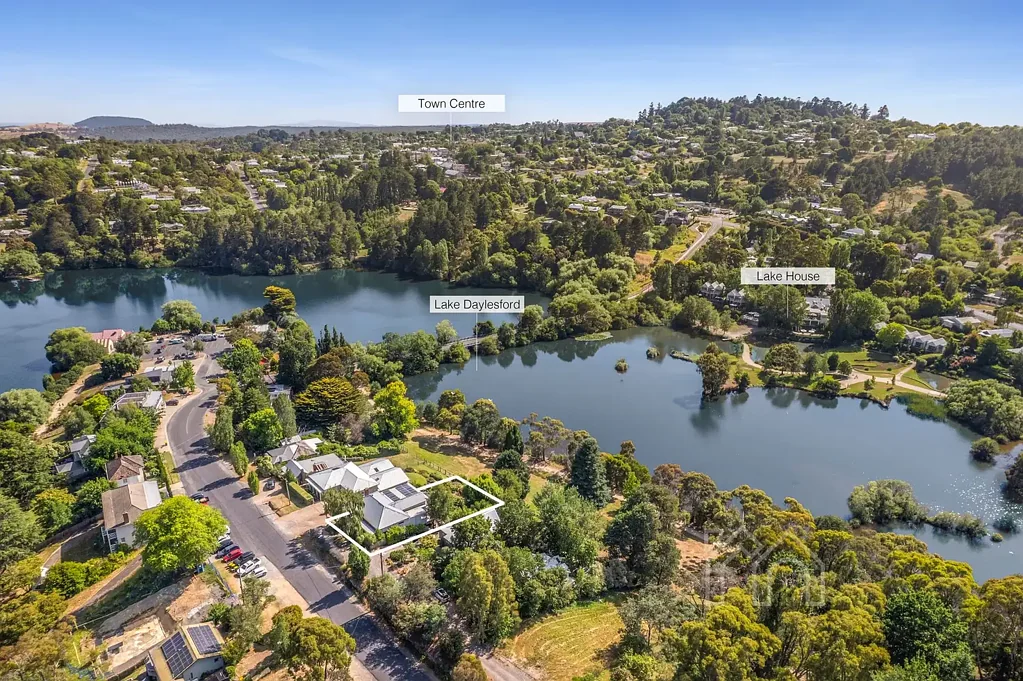 Daylesford 5房  Lake Frontage and an Outstanding Opportunity