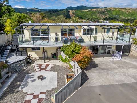 Raumati Beach 4房  Space, Views & Multi-Generational Living!