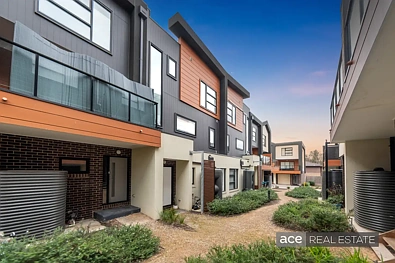 Wantirna 3房 三卧宽敞主卧带Ensuite 现代厨房石台面 双车位遥控车库 步行至大型购物中心 公园学校近便 Contemporary Comfort in Prime Location