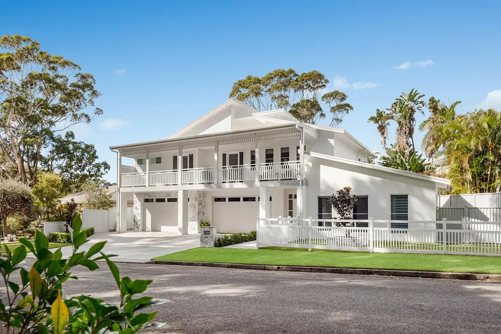 Bateau Bay 5कमरा Coastal luxury with dual occupancy living flexibility