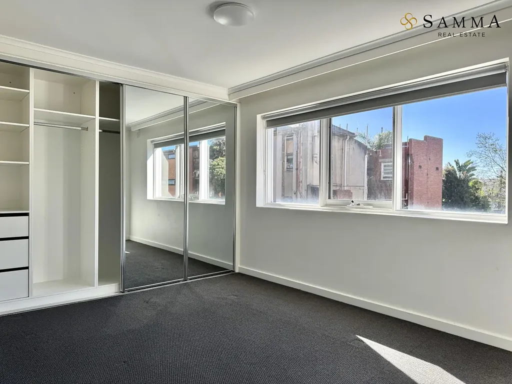 Spacious 2-Bedroom Apartment Next to Carlton Gardens & Two Stops from CBD