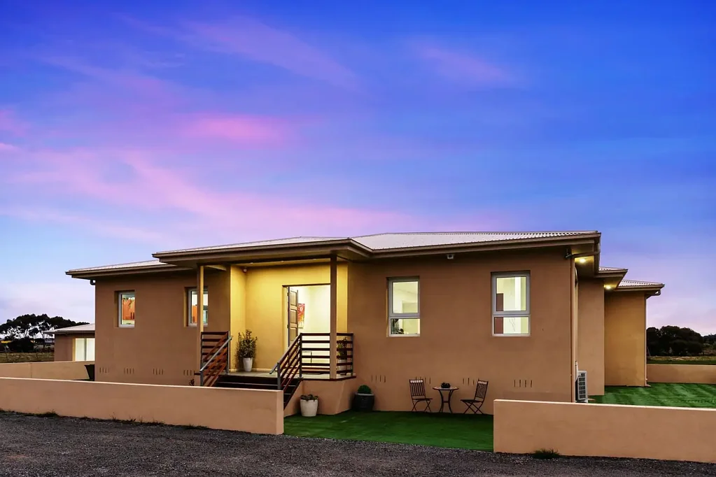 SHORT OR LONG STAYS - LARGE FULLY FURNISHED 5-Bedroom Residence near Melbourne Airport