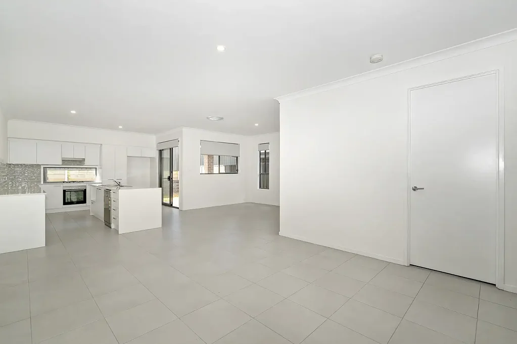 Modern 4-Bedroom Duplex with Covered Alfresco & Private Backyard
