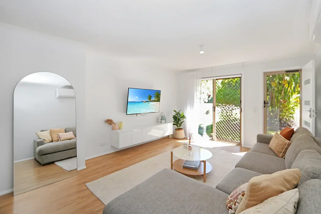 Ashmore 2कमरा Gorgeous Light Filled Duplex in Quiet Boutique Complex