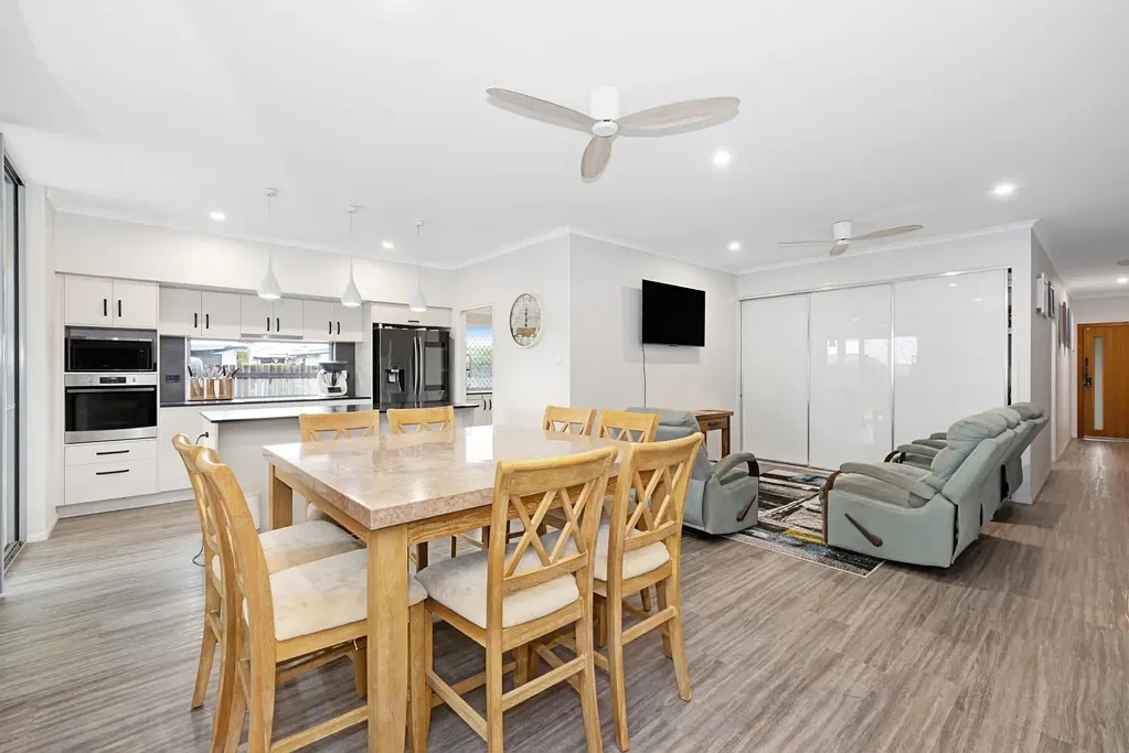 Mount Low 6房  Expansive Family Home with Dual Living, Theatre Room & Massive Shed on Corner Block