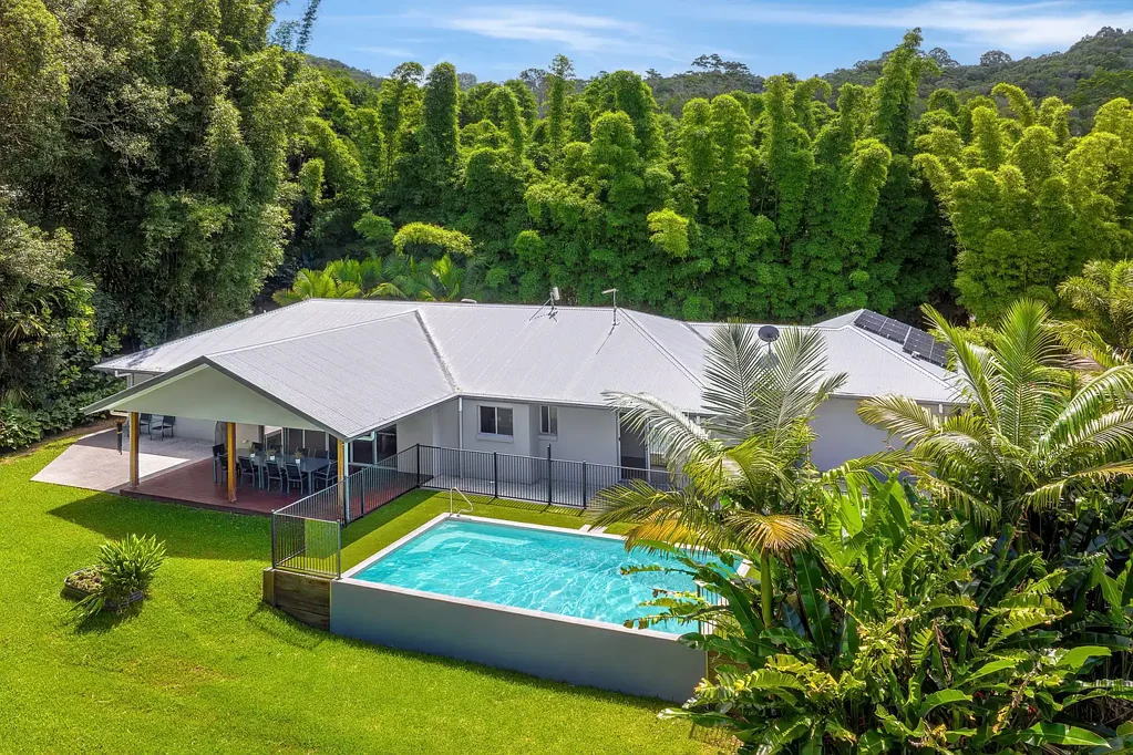 Eumundi 5房  PRISTINE HOME IN TRANQUIL GARDEN SETTING WITH POOL, SHED AND STUDIO