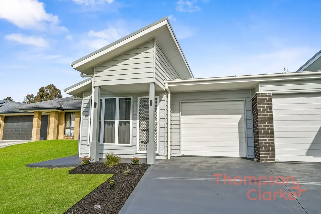 Aberglasslyn 3침실 Effortless Living in a Modern Three Bedroom Duplex!