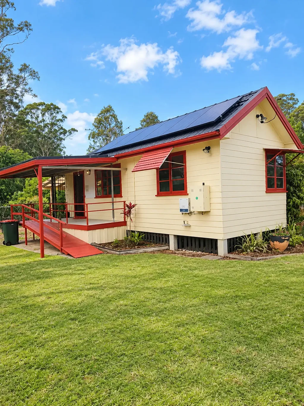 QUIET & CONVENIENT - SHOPS AND SCHOOL JUST MINUTES AWAY