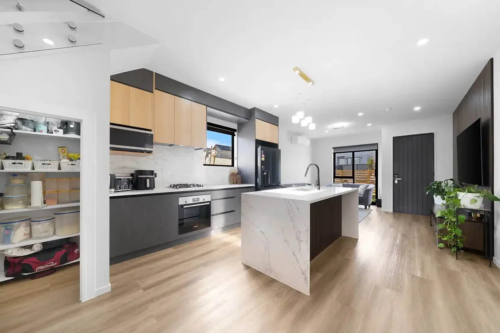 Opaheke 4房  4 Bed  3 Bath  Freehold Stand-Alone