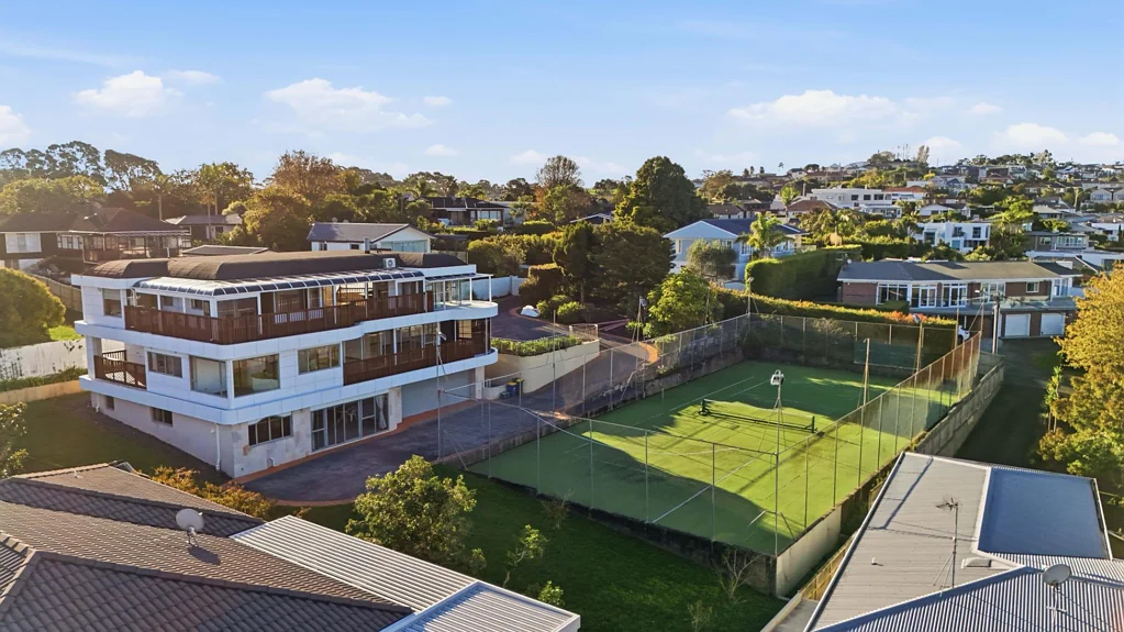 Exceptional family home with Seaview and tennis court