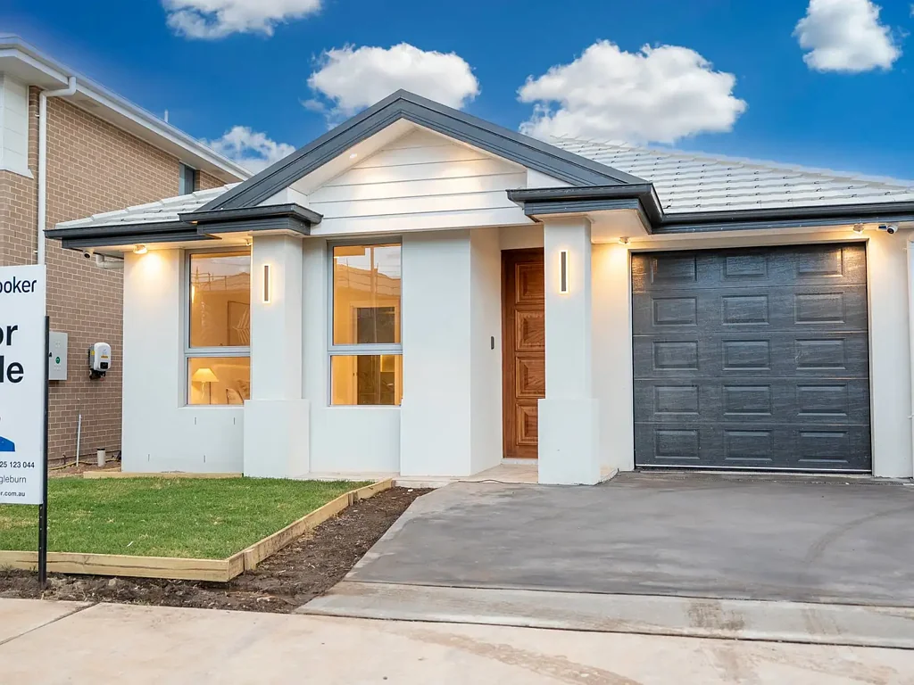 Oran Park 4Kwarto Modern 4-Bedroom Living in Prime Oran Park Location !