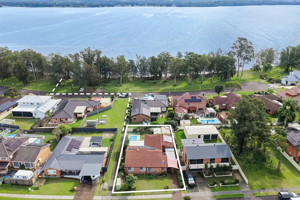 Bonnells Bay 4房  Approved granny flat in a prime lakeside setting