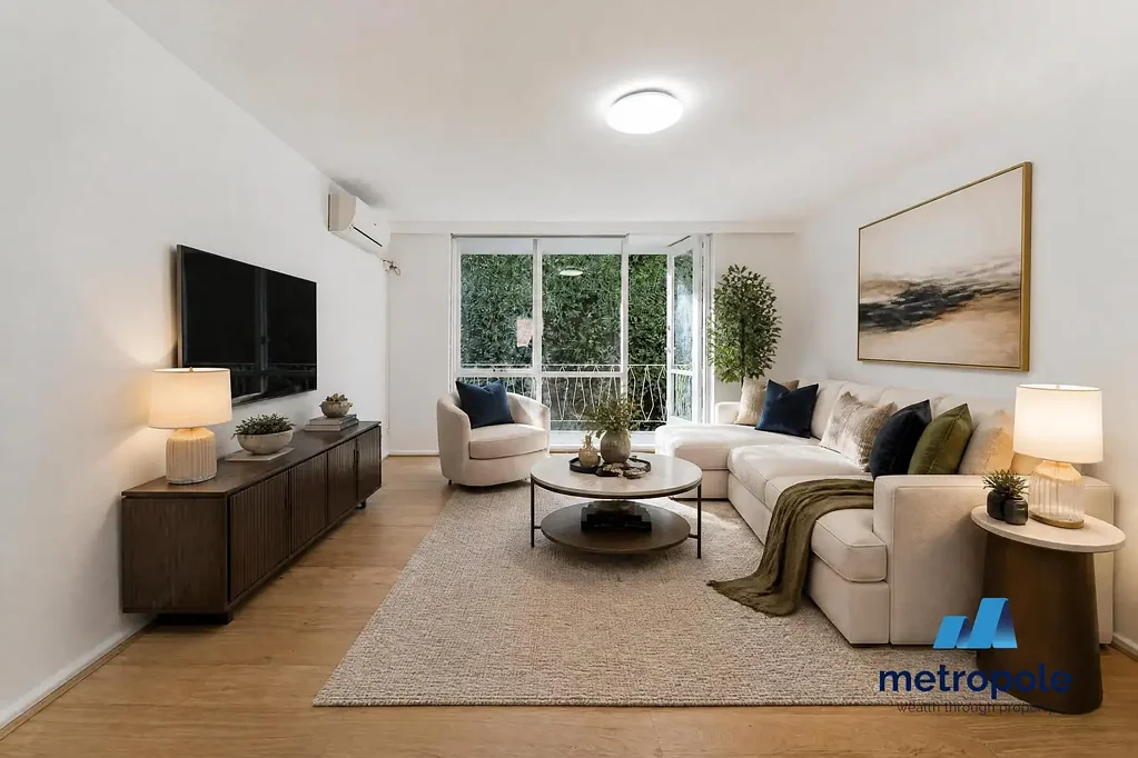 FRESHLY RENOVATED TWO-BEDROOM APARTMENT