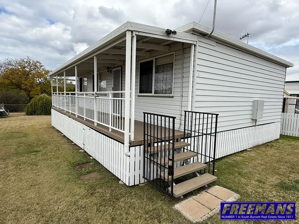 Nanango 3部屋 Move-In Ready Home in Central Nanango - Low Maintenance & Convenience