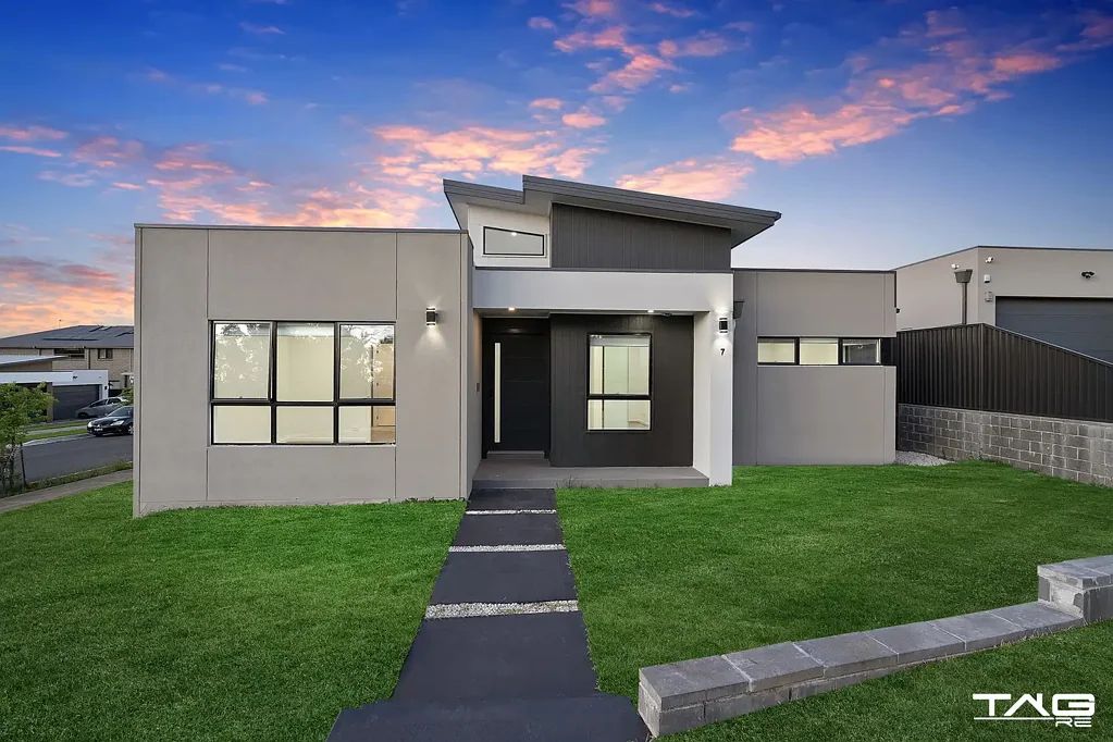 Claremont Meadows 5房 宽敞五卧带套间 606平米宽大地块 双车库街角优势 现代厨卫全屋精装 高天花板采光佳 COMFORT AND CONVENIENCE