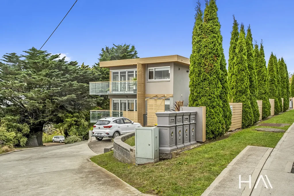 Sandy Bay 2房  Sunny, Stylish & So Central – A Rare Sandy Bay Gem