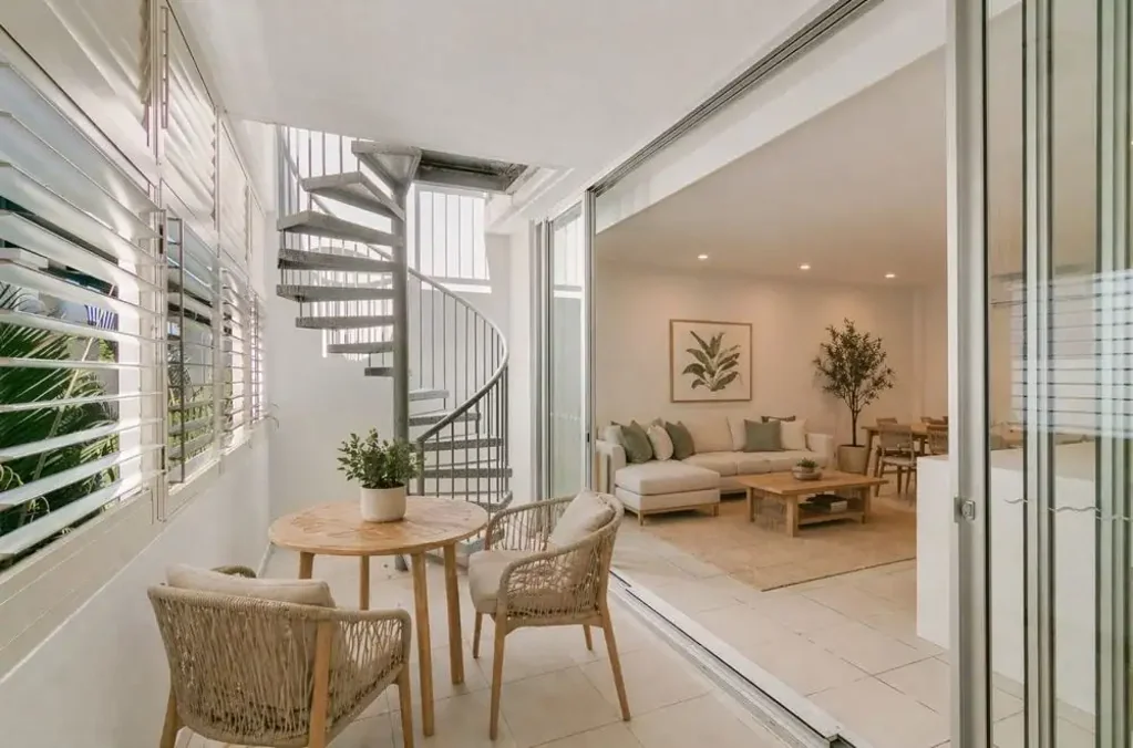 BEACHSIDE APARTMENT WITH EXCLUSIVE ROOF TOP TERRACE (UNFURNISHED)