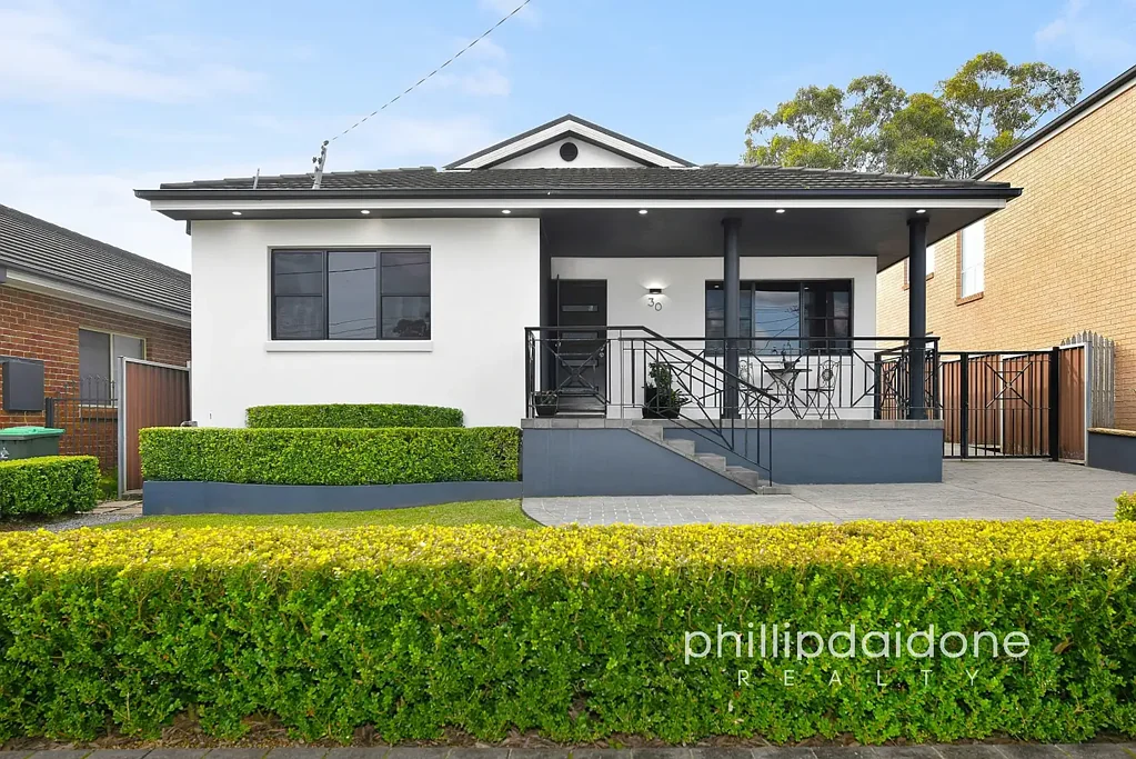 Birrong 5房 5卧室砖砌住宅 宽敞现代设计 开放式起居区 黄金地段近交通 学区房 低维护庭院 537m2土地面积 Spacious Family Living in a Prime Location