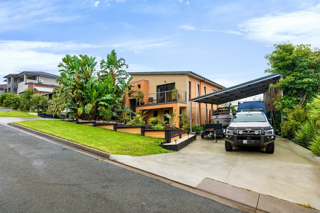 Lakes Entrance 3房  Elevated Elegance with Ocean Views - An Entertainer's Dream