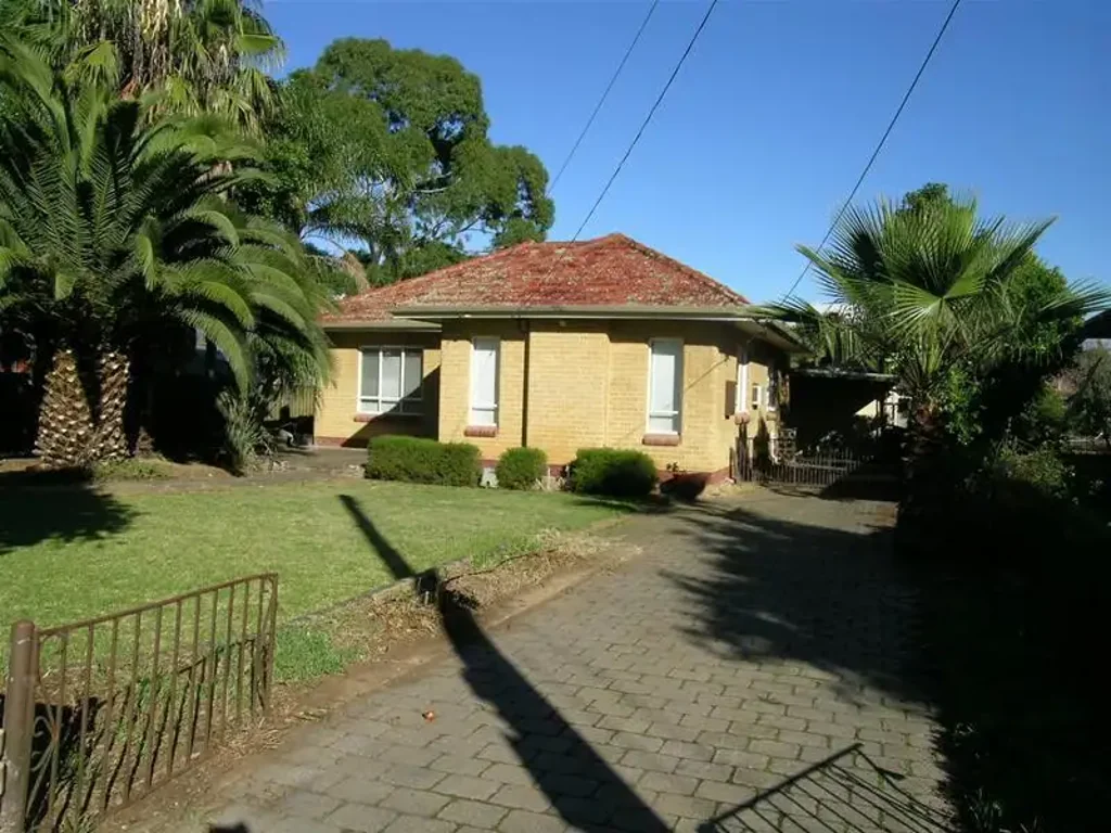 Family home between city and the sea