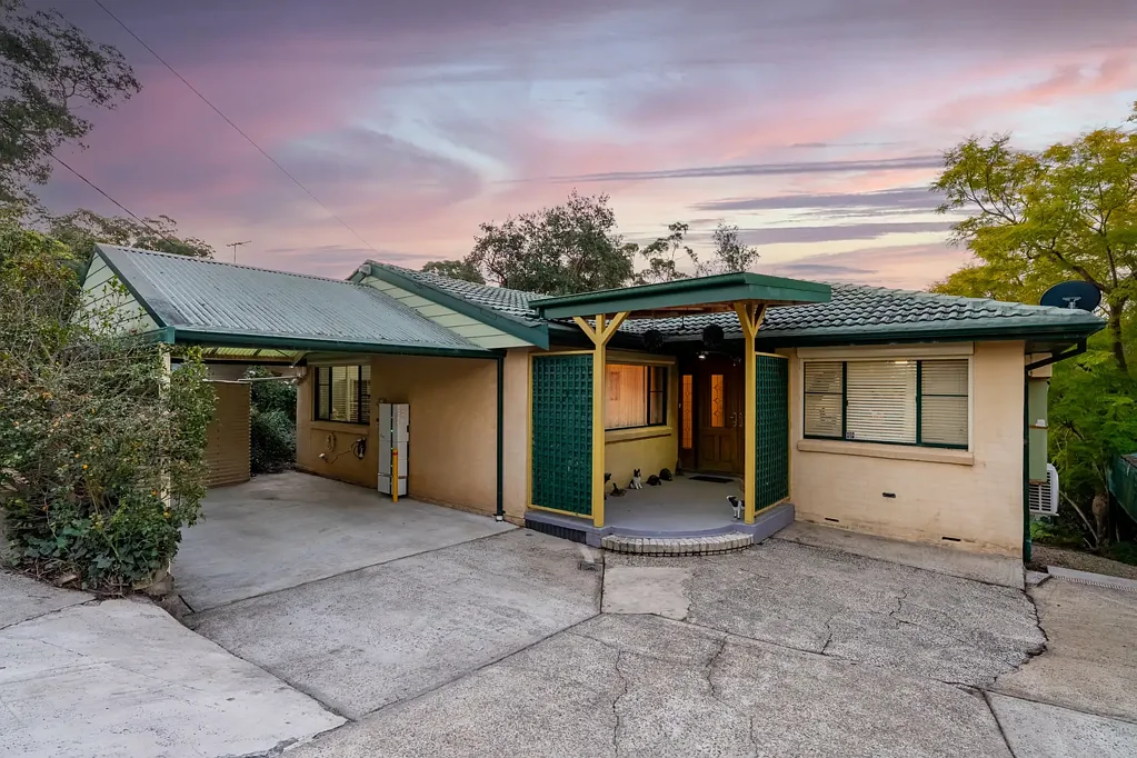 Winmalee 3房 坐落于宁静丛林隐居地的宽敞家庭住宅 Spacious Family Home Located in a Peaceful Bush Retreat