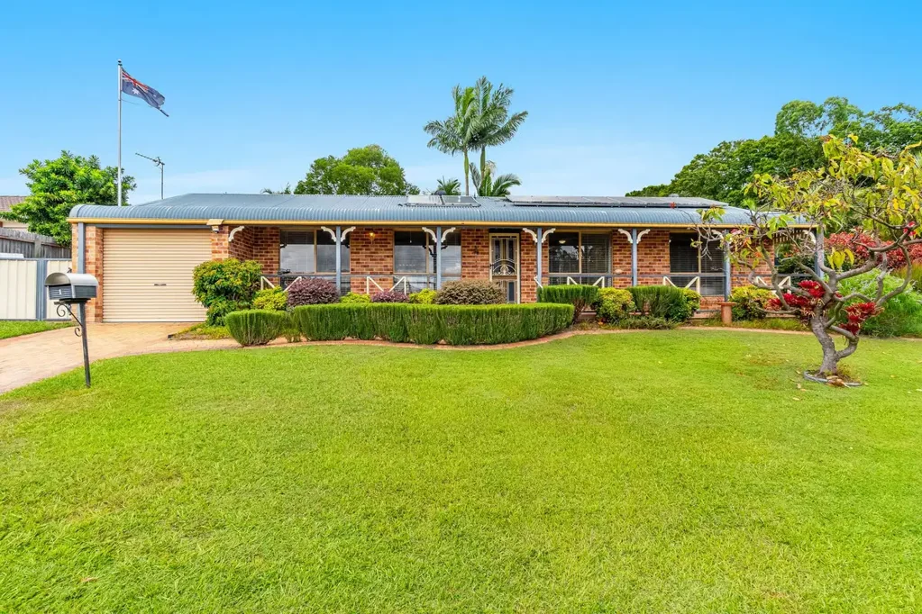 Casino 3 Bedroom 🌟 Character Filled Low-Set Brick Home With Big In-Ground Pool 🌟
