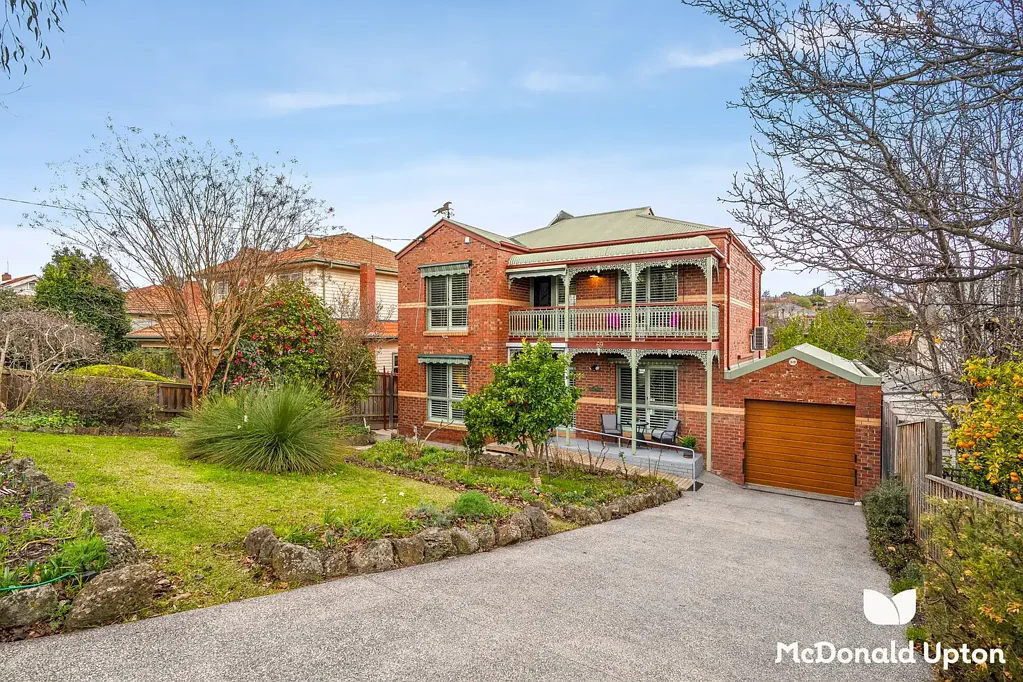 Moonee Ponds 4房 宽敞648sqm地块 精心升级两层布局 全屋高品质配置 宁静美学设计 遮蔽户外露台 焕新厨房花岗岩台面 四间双人卧室 主卧带阳台按摩浴缸 茂密地毯中央供暖 分体空调 直通式出入rear ROW 步行Clarinda Park Moonee Ponds Station Puckle Street “Kara Kara” – A Family Treasure in Prized Pocket