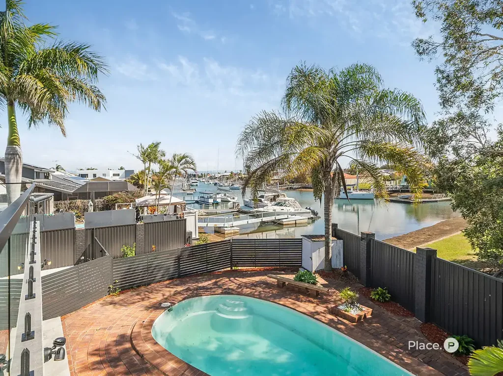 Newport 5 Slaapkamer Renovated Luxury in Newport's Exclusive High Mast Canals
