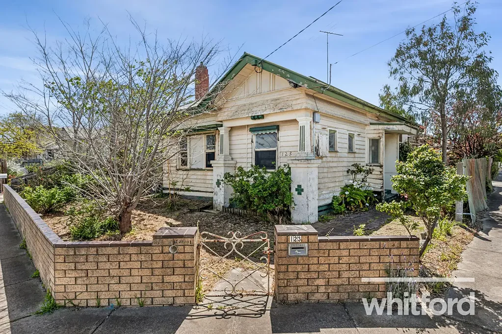 East Geelong 2कमरा Renovation or redevelopment opportunity on large corner block in East Geelong