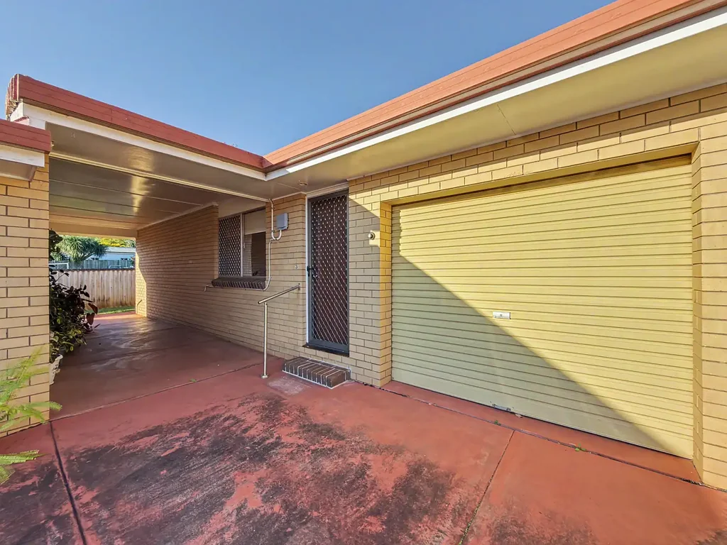Comfortable Unit in Handy Centenary Heights Location