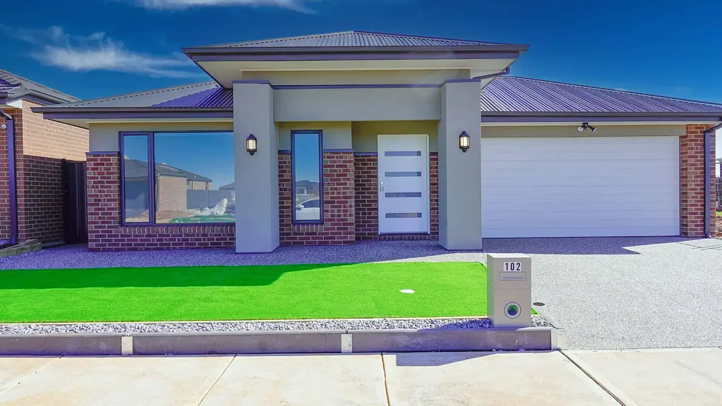 Brand New Stunning Family Home in STRATHTULLOH VIC!