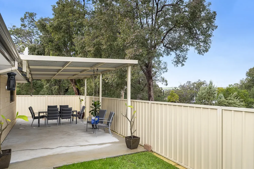 Gingin 3Zimmer Excellent Location well built 3x2 brick and iron Home