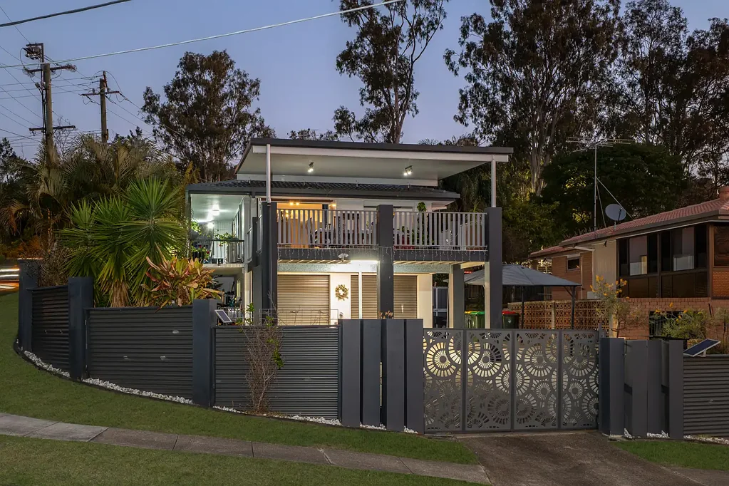 Keperra 3房 地势高耸的家庭住宅，坐拥壮丽景色 Elevated Family Home With Commanding Views