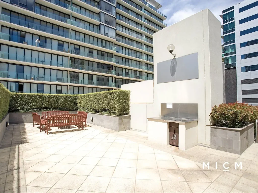 Two bedroom apartment with Car space in South Melbourne!