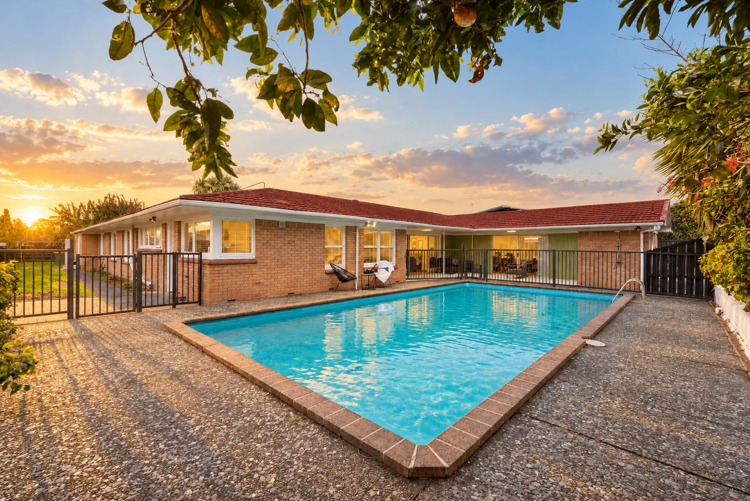 Papatoetoe 5कमरा 1000+sqm Brick Beauty - 5 Beds, 2 Kitchens & Pool!