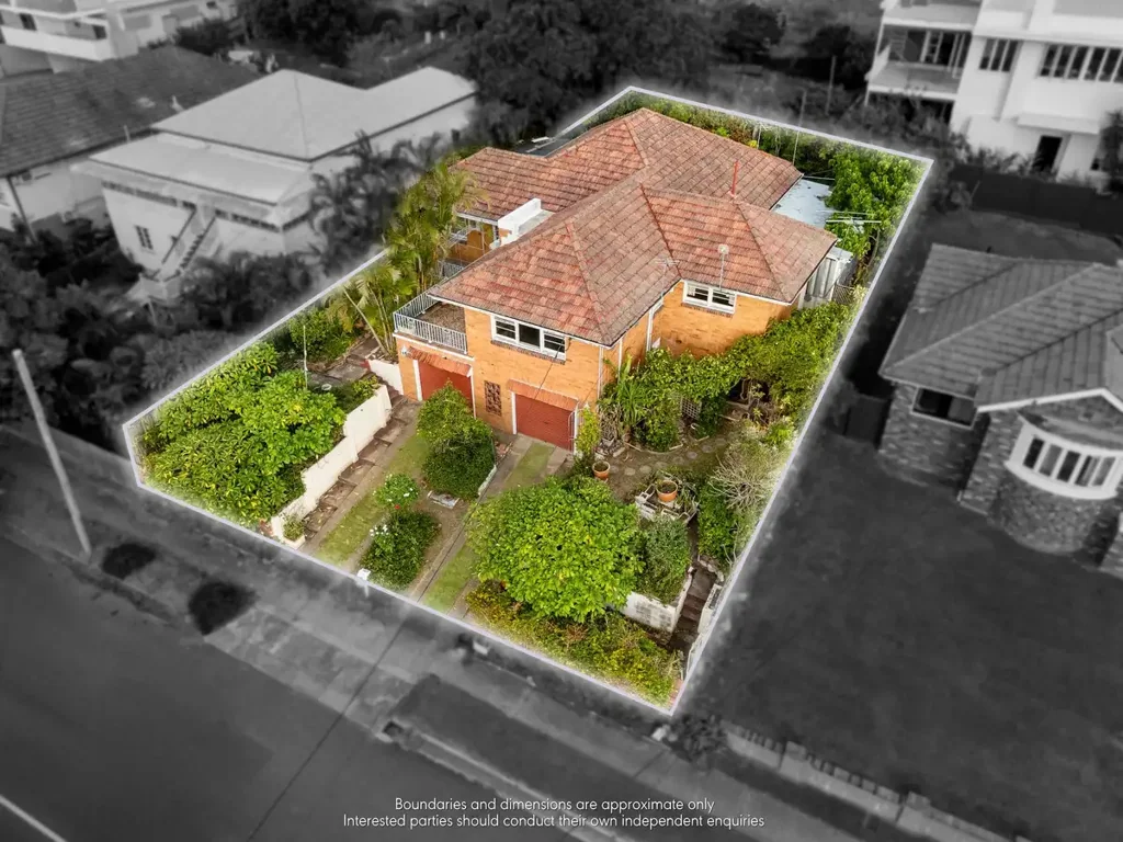 Greenslopes 4房 Greenslopes中心地带 广阔市景山景 四至五卧空间 多功能储藏空间 两车位车库 Renovate or Redevelop