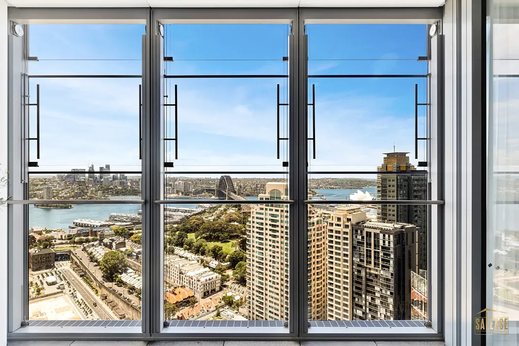 Barangaroo 3房 悉尼海港一号 皮亚诺设计 尊贵地标住宅 24小时礼宾服务 室内外泳池 健身俱乐部 私人餐厅 天空露台 豪华三居室 俯瞰大桥歌剧院 200平方米智能角楼 落地窗景致 高端Miele厨房 角落位置 隐私专属 温暖色调装饰 智能家居 主套房豪华卫浴 宽敞衣柜 豪华私人卫浴套间 充足存储空间 先进技术 绿色星级认证 太阳能板 创新冷却 安全车位 步行至地铁站 世界级住宅 Price Reduced! Unrivaled Views of the Opera House & Harbour Bridge
