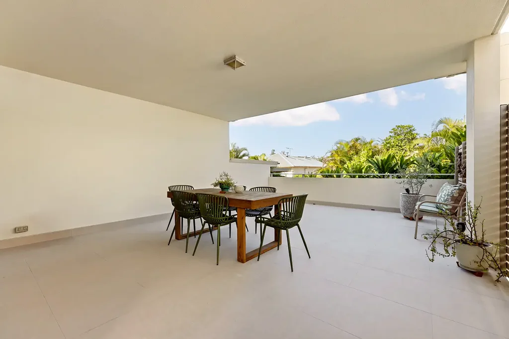 Coorparoo 3房 精品16户公寓 宽敞三卧二卫 私人草地庭院 绿意视野 主卧直通 户内外流动佳 步行生活圈 近CBD Spacious Indoor-Outdoor Living in Prime Coorparoo Position