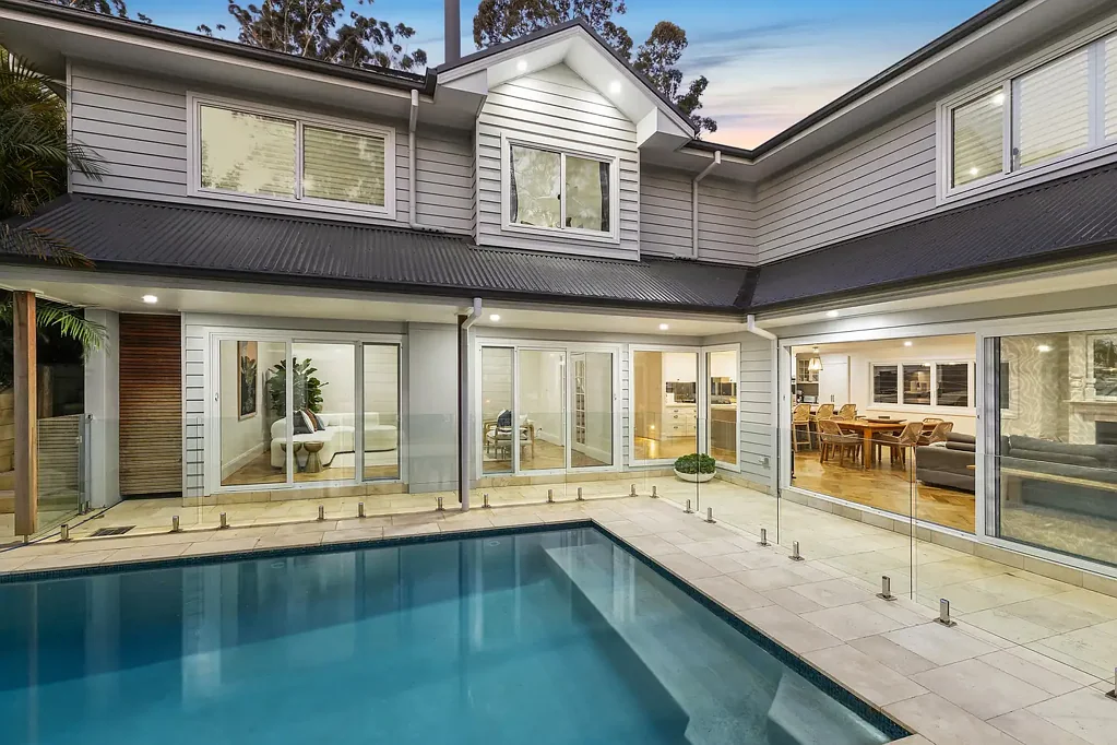 Avoca Beach 6ਬੈੱਡਰੂਮ Luxury lakeside living in the heart of Avoca