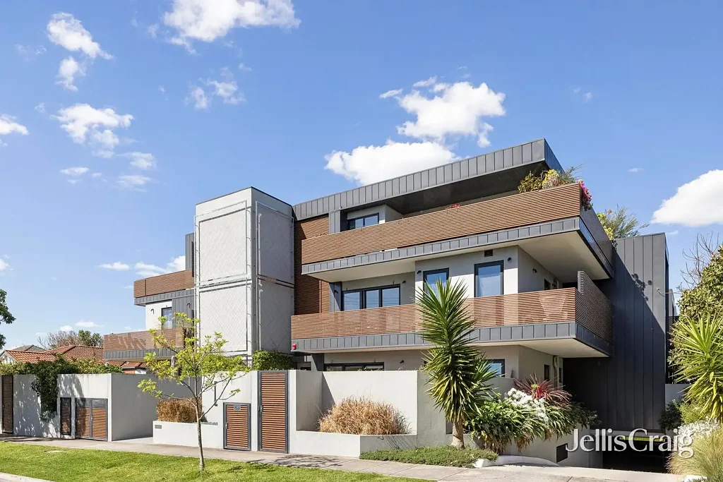 Mckinnon 3房 品质建筑 创新品味 三卧两卫采光佳 McKinnon学区 开放式起居 阳光厨房 主卧豪华套间 双层玻璃 安静环境 步行生活圈 Modern finesse in the McKinnon Secondary zone