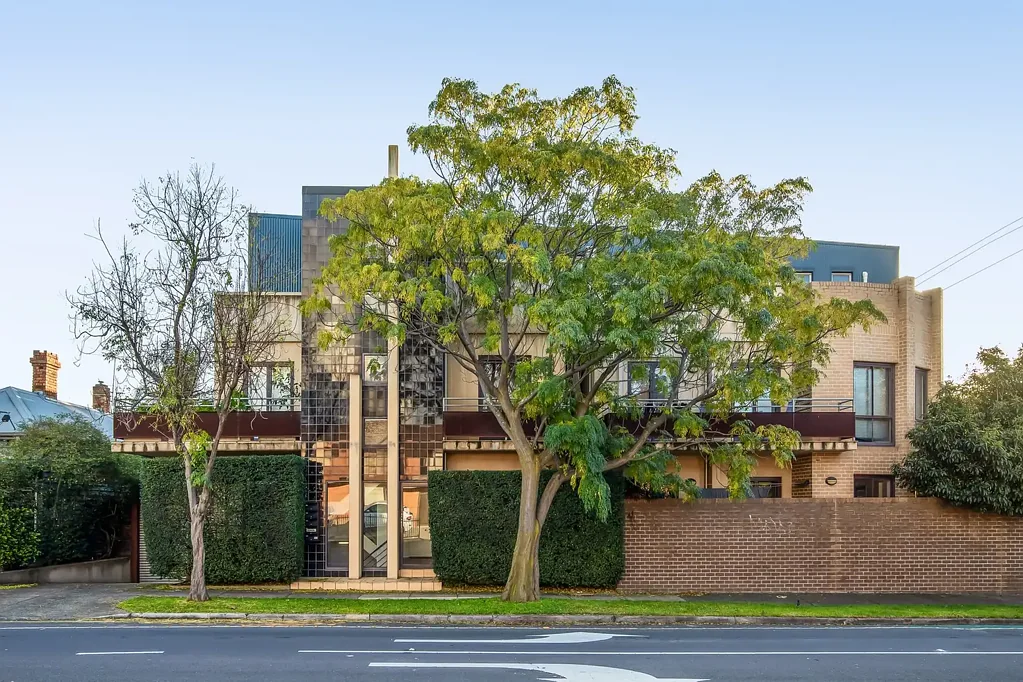 Streamlined style in seamless locale