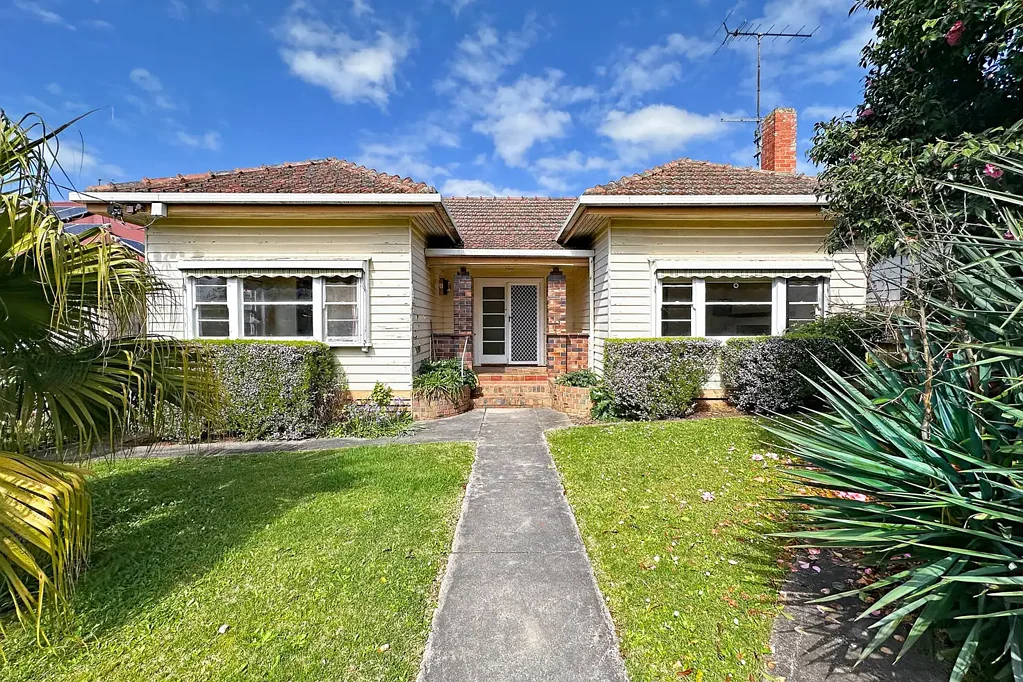 Warragul 3બેડરૂમ Prime Inner Town Address – Two Road Frontage