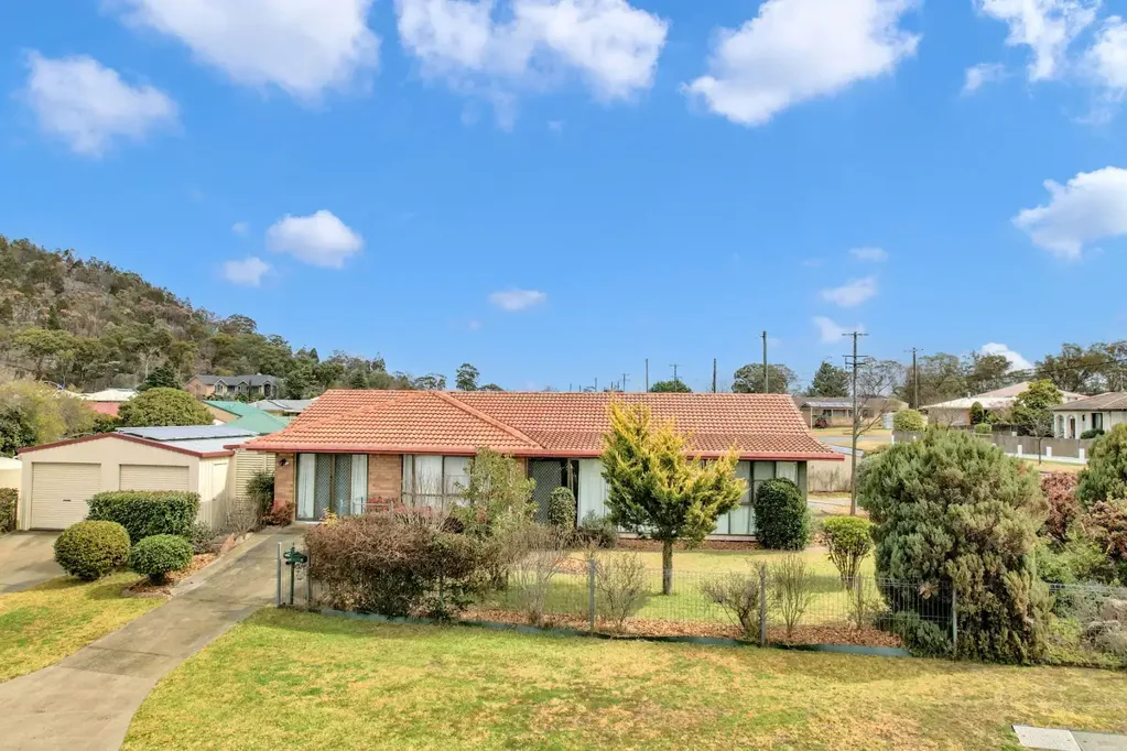 Stanthorpe 3ਬੈੱਡਰੂਮ Practical Brick Home with Sunroom & Shed